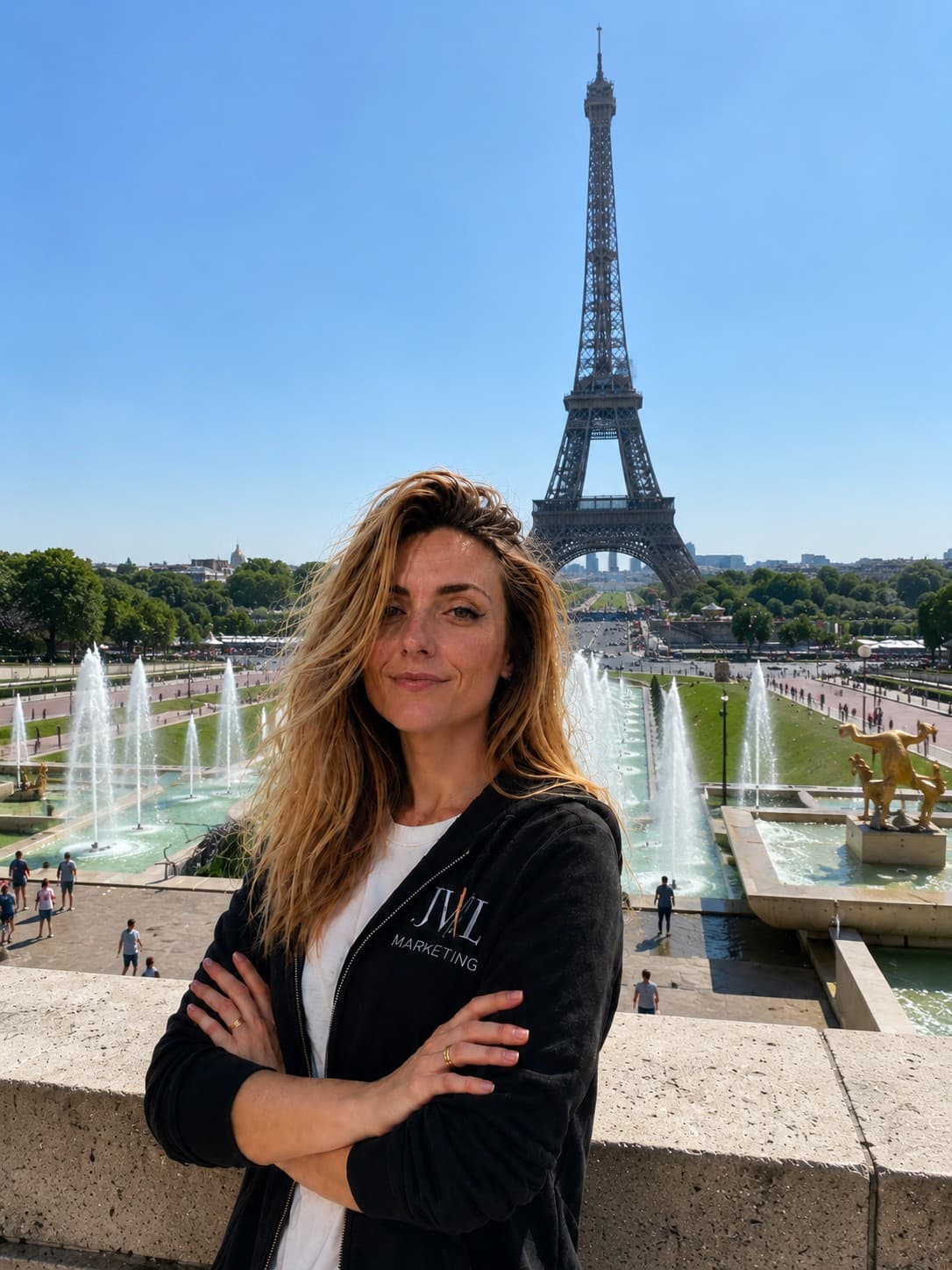 Jodie Lapaillerie — Consultante SEO Paris, devant la Tour Eiffel