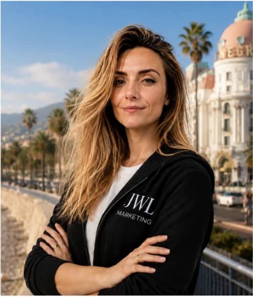 Jodie Lapaillerie — Consultante SEO Nice, sur la Promenade des Anglais devant le Négresco